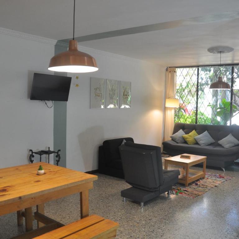 Laureles, casa completa y amplia para grupos grandes - Five-Bedroom House - 10