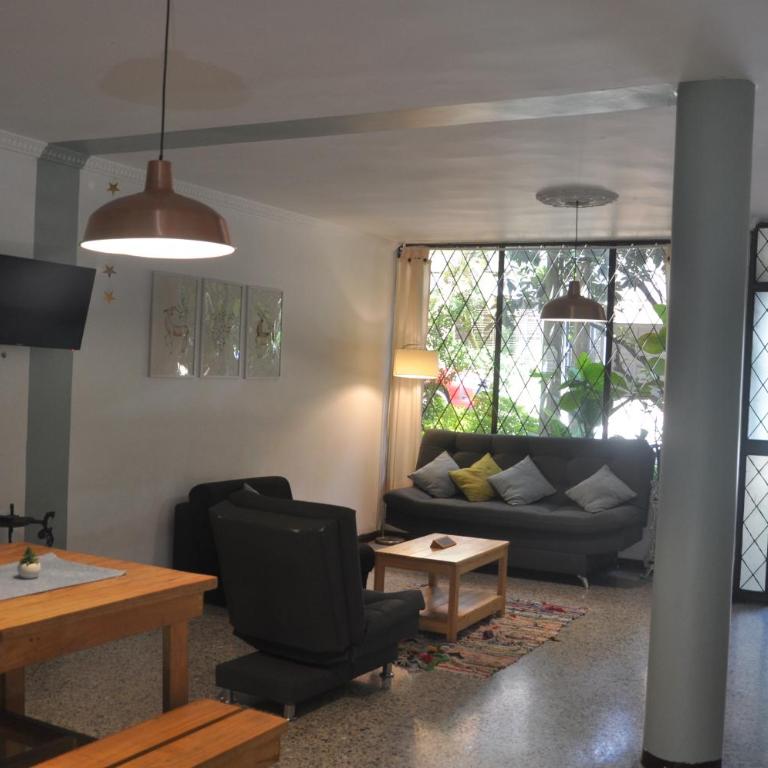 Laureles, casa completa y amplia para grupos grandes - Five-Bedroom House - 8