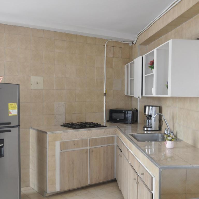 Laureles, casa completa y amplia para grupos grandes - Five-Bedroom House - 21