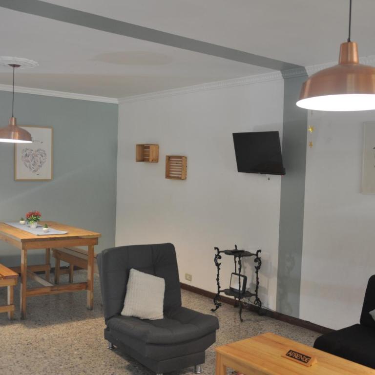 Laureles, casa completa y amplia para grupos grandes - Five-Bedroom House - 5