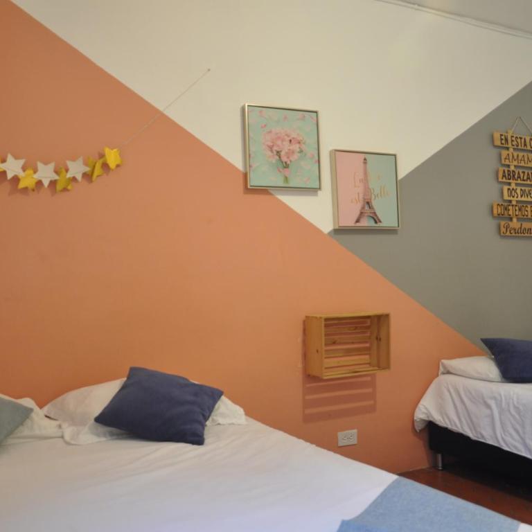 Laureles, casa completa y amplia para grupos grandes - Five-Bedroom House - 19