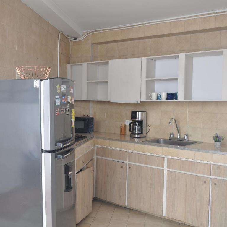 Laureles, casa completa y amplia para grupos grandes - Five-Bedroom House - 20
