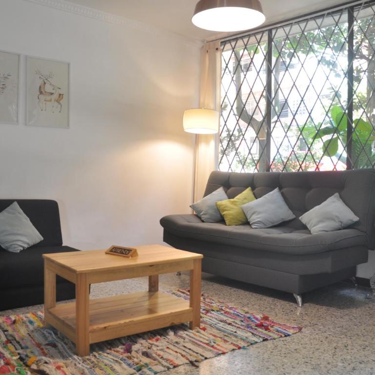 Laureles, casa completa y amplia para grupos grandes - Five-Bedroom House - 4