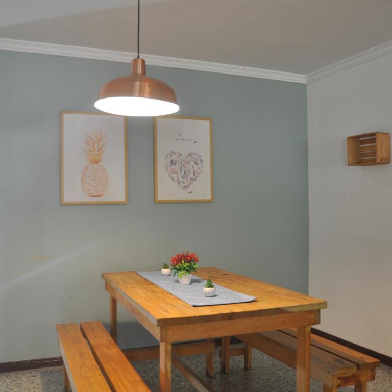 Laureles, casa completa y amplia para grupos grandes - Five-Bedroom House - 9