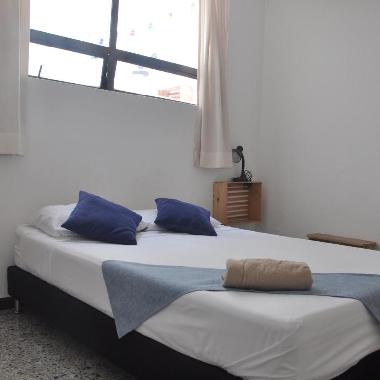 Laureles, casa completa y amplia para grupos grandes - Five-Bedroom House - 15