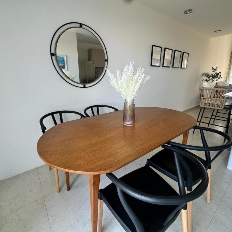 Relax with panoramic ocean and city views - Two-Bedroom Apartment - 11