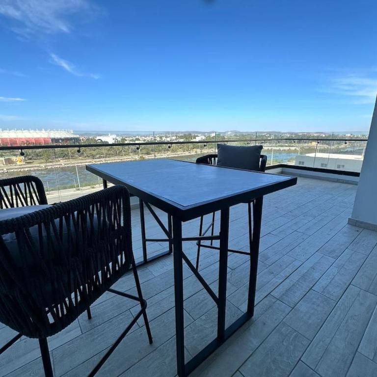 Relax with panoramic ocean and city views - Two-Bedroom Apartment - 14