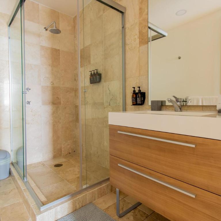 2BR Santa Fe Style & Comfort with Gym & Parking - Apartment - 7