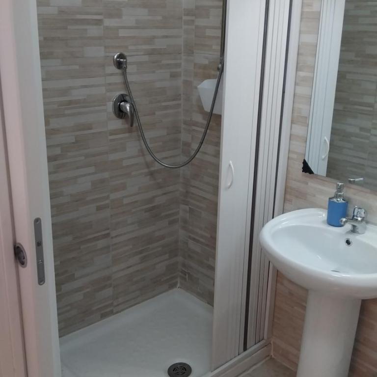 CATANIA AIRPORT ROOM BAGNO PRIVATO iN CAMERA - Quadruple Room with Private Bathroom - 9
