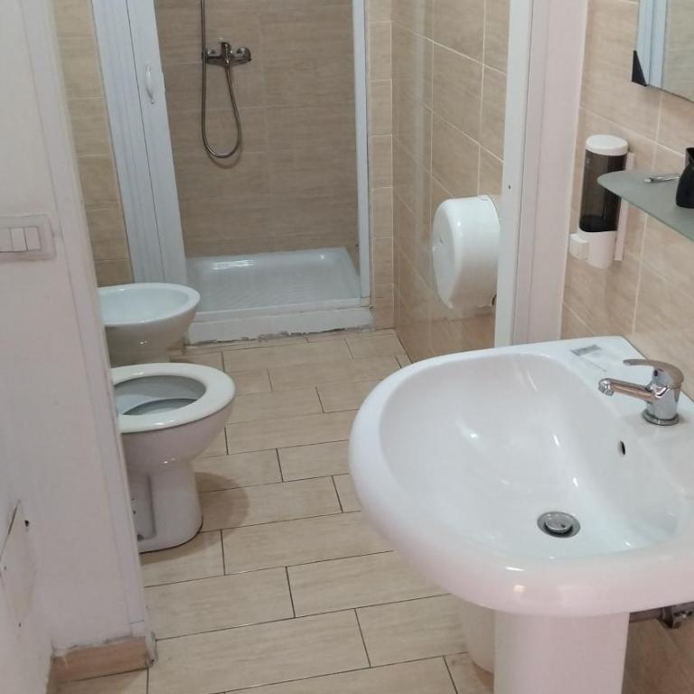 CATANIA AIRPORT ROOM BAGNO PRIVATO iN CAMERA - Quadruple Room with Private Bathroom - 8
