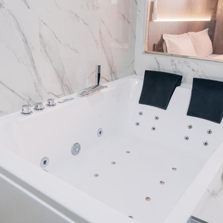 Hotel Golden Madrid - Double Room with Spa Bath - 1