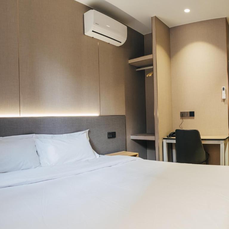 Hotel Golden Madrid - Deluxe Double Room - 7
