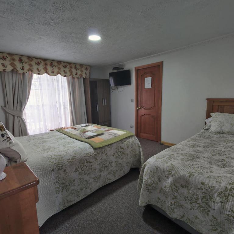 Hostal Casa Familia - Family Room with Private Bathroom - 2