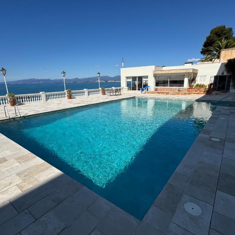 Piso Castell con vistas al mar, piscina en la primera linea - Apartment - 30