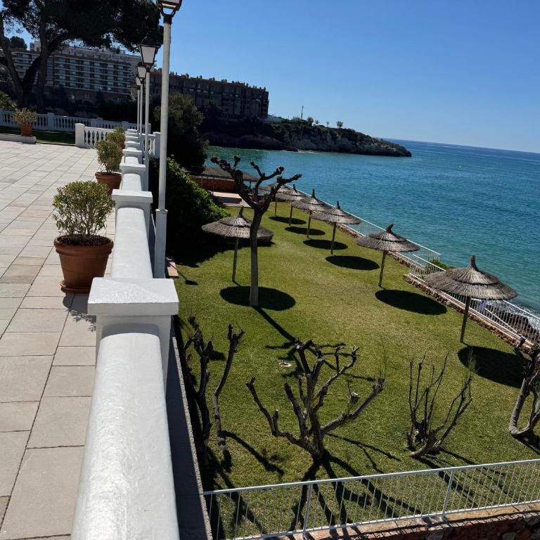 Piso Castell con vistas al mar, piscina en la primera linea - Apartment - 38