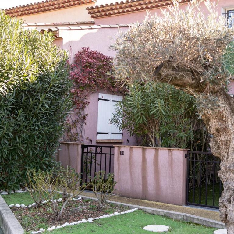 Very bright villa with garden and terrace - Ferienhaus - 28