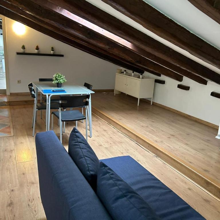 Comodo atico en Tirso de Molina Madrid - One-Bedroom Apartment - 13