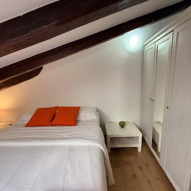 Comodo atico en Tirso de Molina Madrid - One-Bedroom Apartment - 26