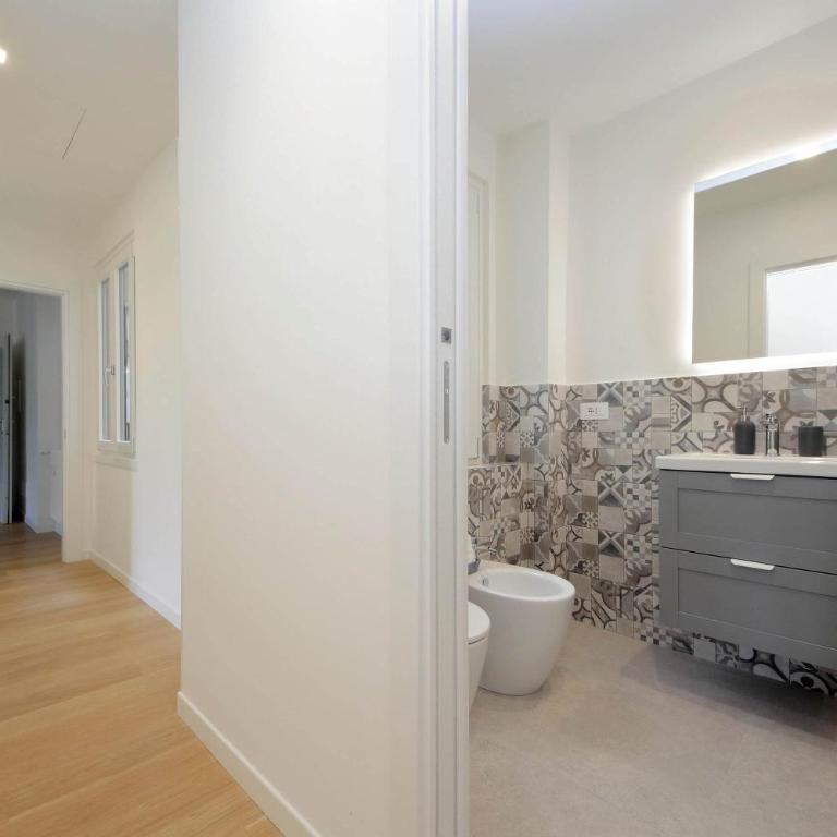 Spacious and cozy apartment near Metro A - Appartamento - 37