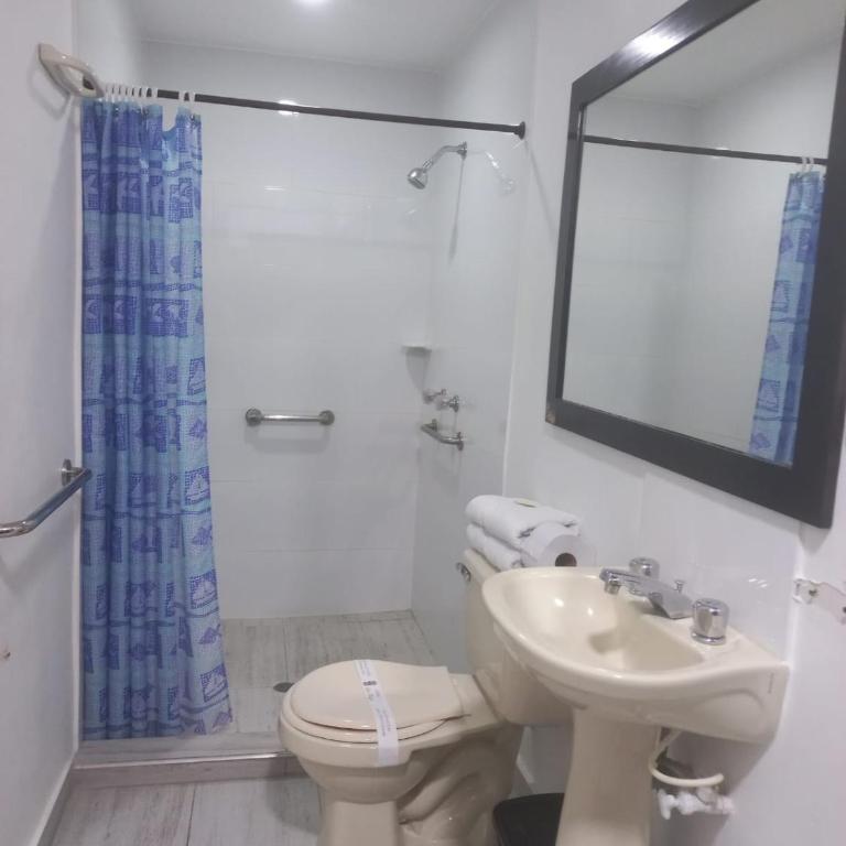 Hotel Los Tunjos - Standard Double Room with Two Double Beds - 2