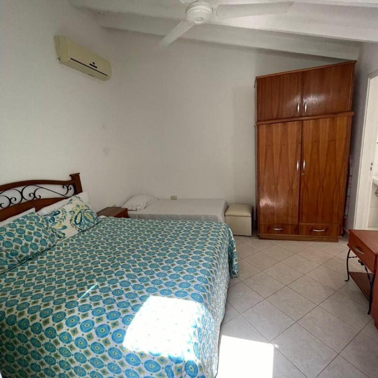 Casa con amplio patio y piscina - Vacation Home - 12