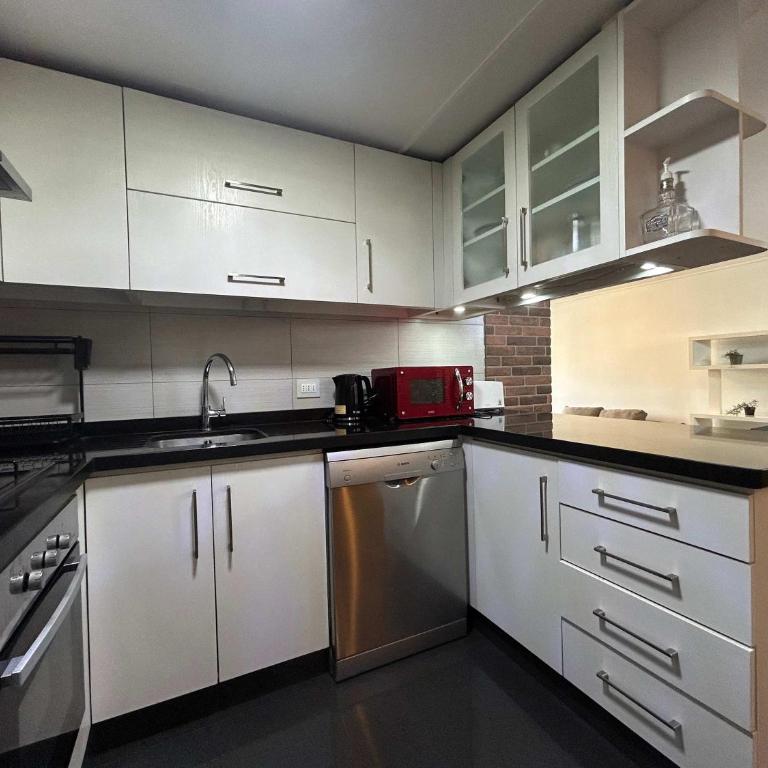 Remodelado a pasos de todo en El Golf MUT Costanera Center - Apartment - 2