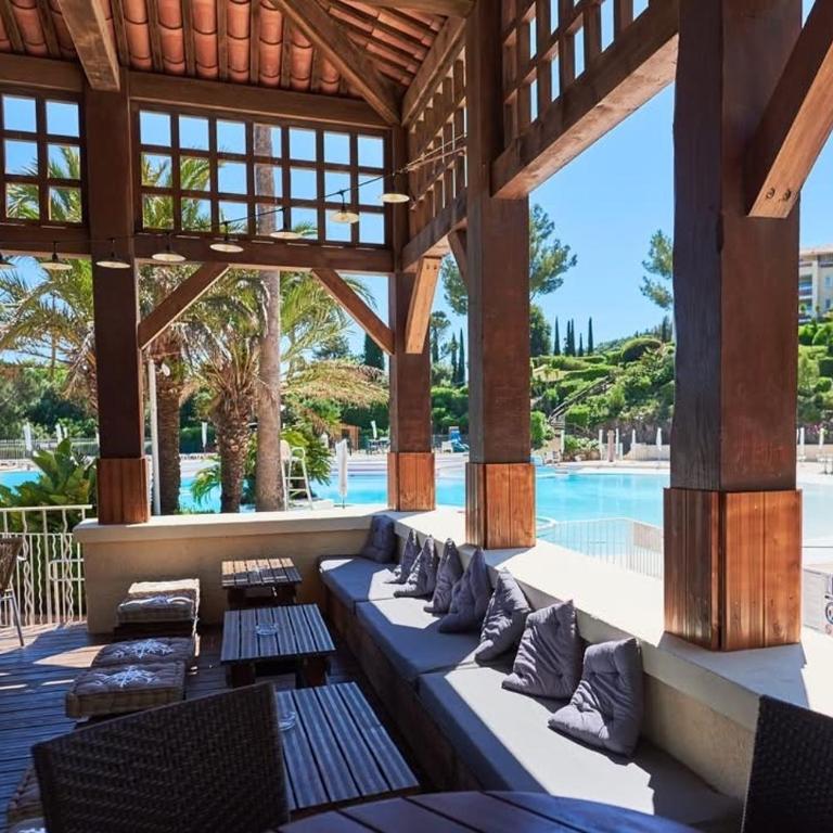 Village Cap Estérel pierre et vacances Appartement en Rez de Jardin vue Mer -Plages -Parcs Aquatique - Animations -5 piscines dont une chauffée au 01-Novembre -Parking -Climatisation -Formule Club - Appartement 1 Chambre avec Vue sur la Mer et Terrasse - 34