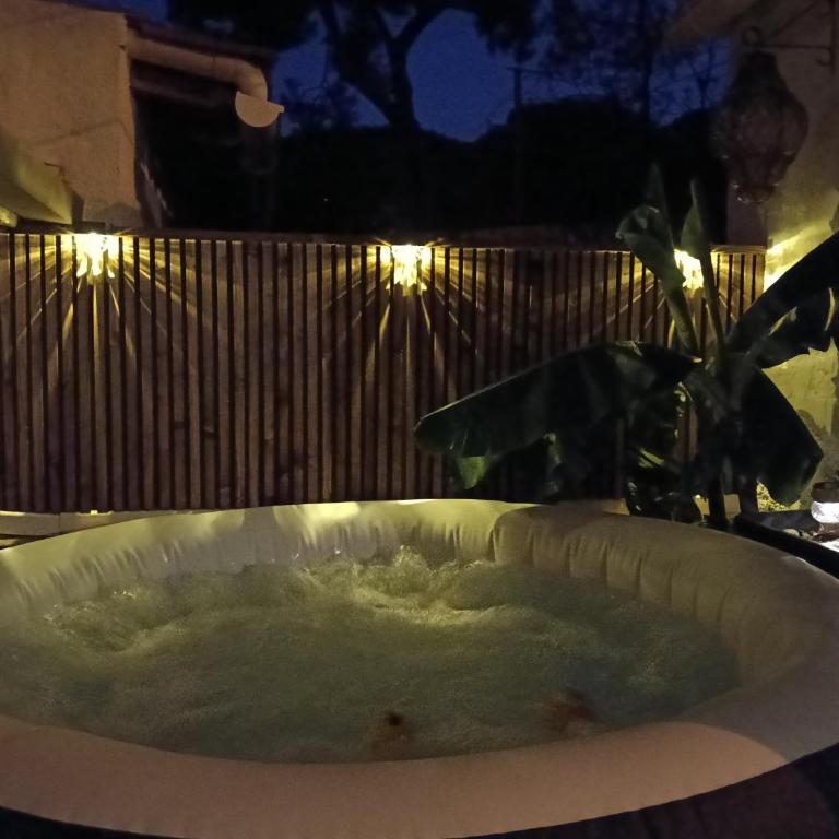 Adorable petite guest house climatisée - Chambre Double avec Baignoire Spa - 3