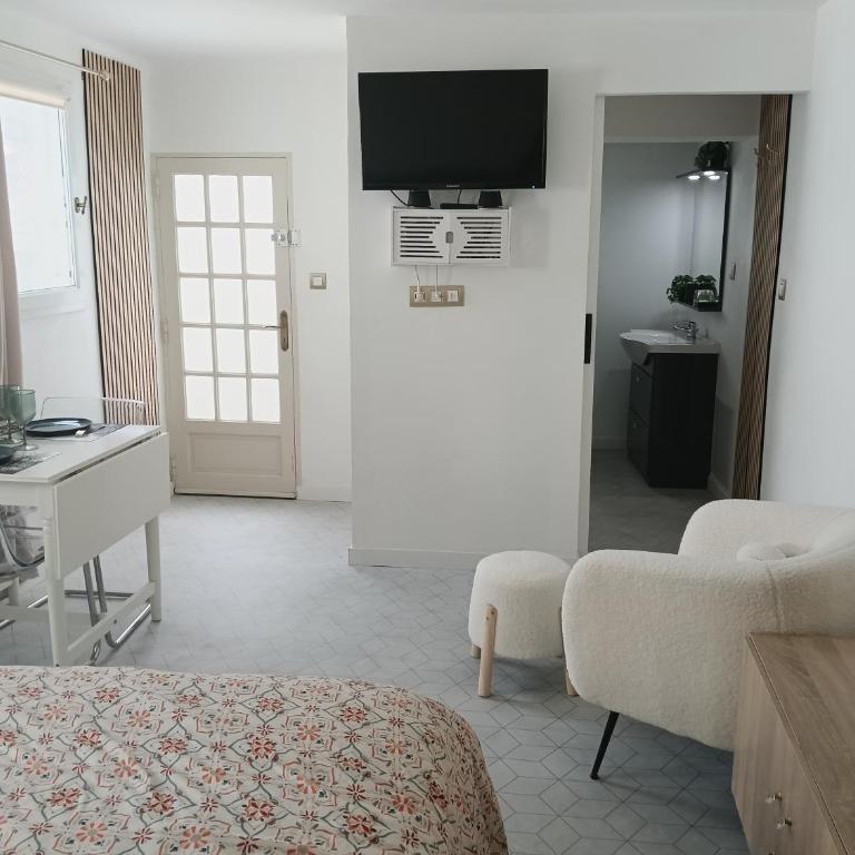 Adorable petite guest house climatisée - Chambre Double avec Baignoire Spa - 6