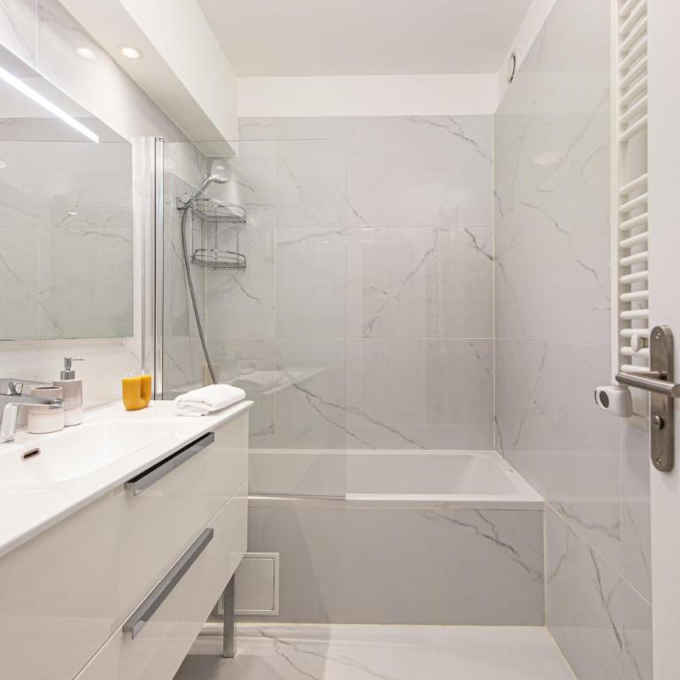 Hypercentre - Spacieux et intimiste - Parking - EG - Two-Bedroom Apartment - 5