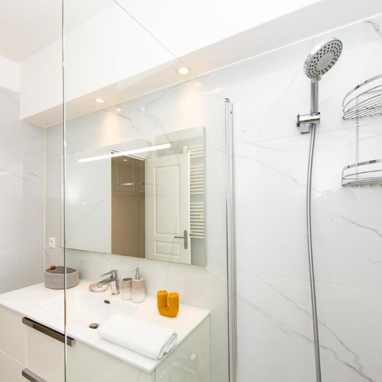 Hypercentre - Spacieux et intimiste - Parking - EG - Two-Bedroom Apartment - 20