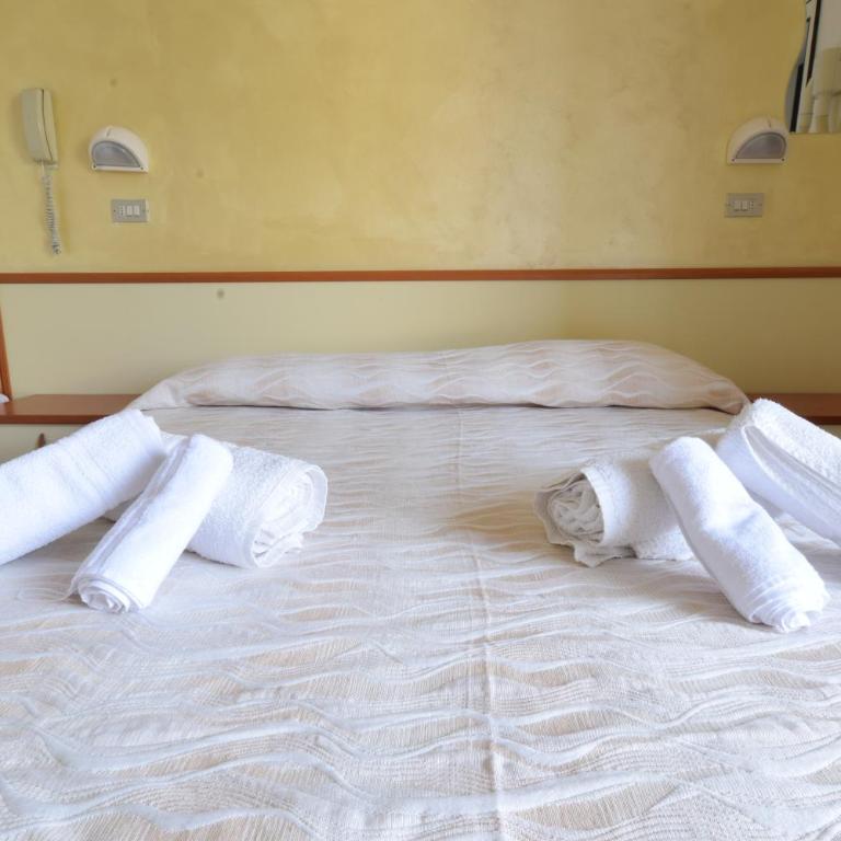 Hotel Diamante COLAZIONE XL PARCHEGGIO GRATIS A 5 CHILOMETRI DA RIMINI FIERA - Camera Matrimoniale/Doppia con Letti Singoli con Balcone - 3