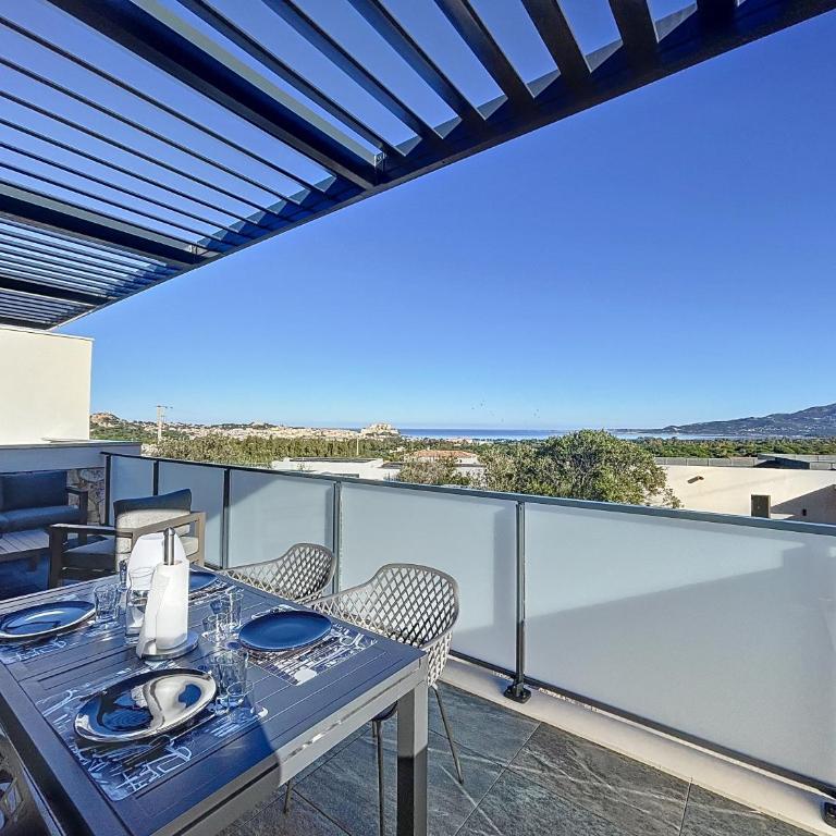 Magnifique T2 vue sur la baie de Calvi - One-Bedroom Apartment with Sea View and Terrace - 4