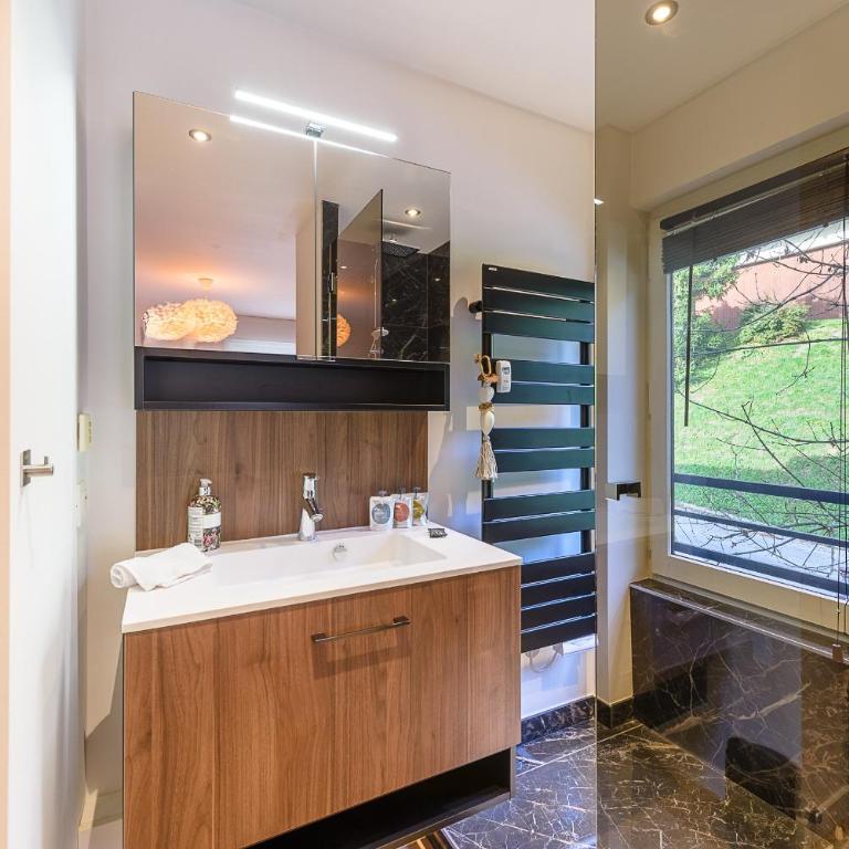 Les Balcons des Aravis - Prestigieux appartement au coeur de La Clusaz - Three-Bedroom Apartment with Balcony - 13