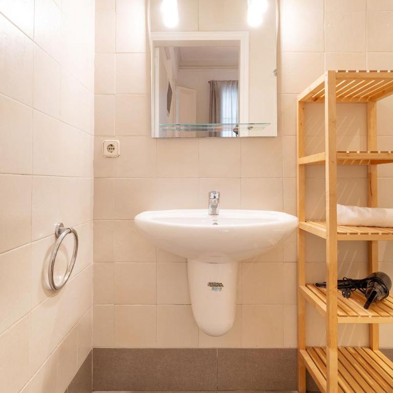 Luxury Business Apartment Gran Vía - 2 rooms - Romantic Eixample - 8min Passeig Gràcia - Two-Bedroom Apartment - 24