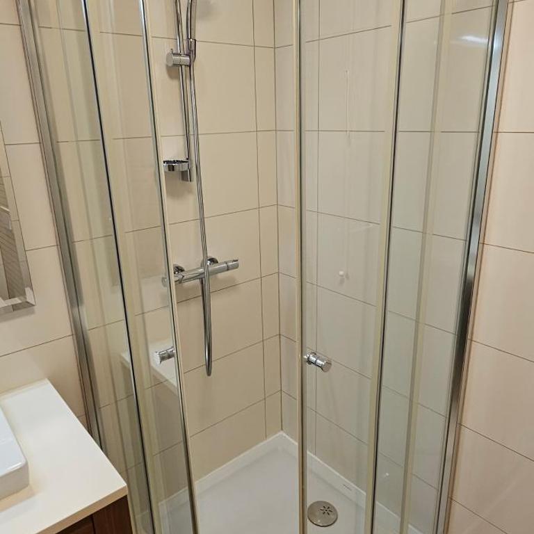 Vučko Private Apartment with balcony - Studio with Balcony - 9