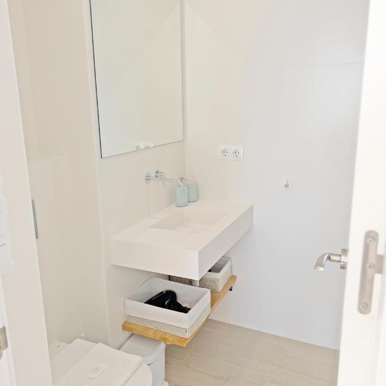 Loft Deluxe, Luminoso, Parking y Piscina - A 100 m del Mar AC - Three-Bedroom Apartment - 13