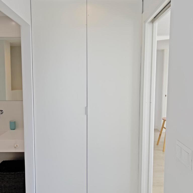 Loft Deluxe, Luminoso, Parking y Piscina - A 100 m del Mar AC - Three-Bedroom Apartment - 82