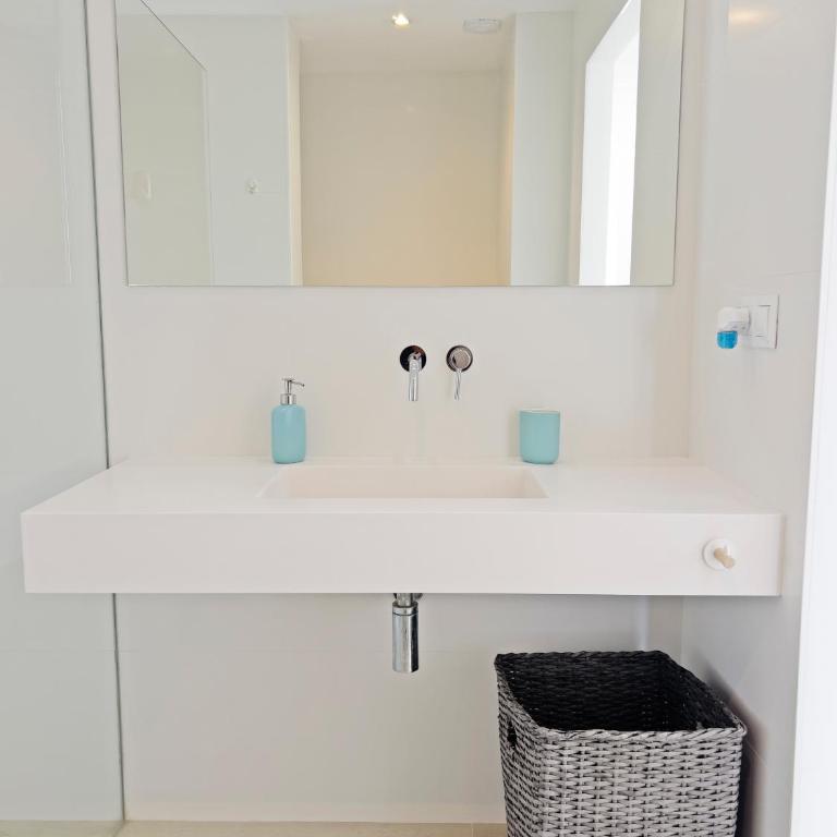Loft Deluxe, Luminoso, Parking y Piscina - A 100 m del Mar AC - Three-Bedroom Apartment - 84