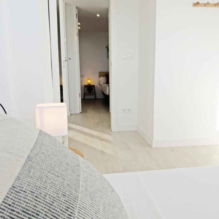 Loft Deluxe, Luminoso, Parking y Piscina - A 100 m del Mar AC - Three-Bedroom Apartment - 75