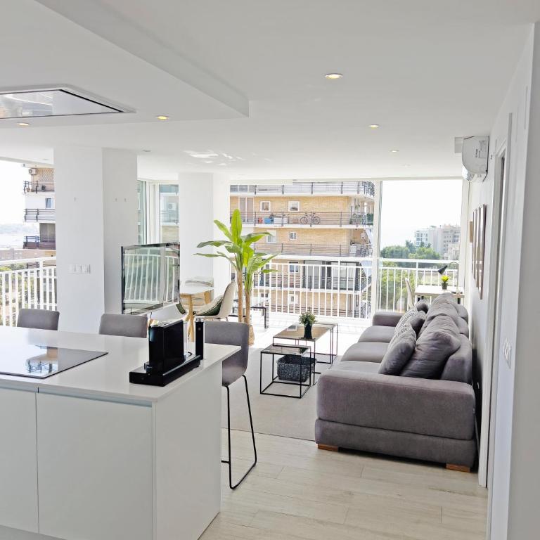 Loft Deluxe, Luminoso, Parking y Piscina - A 100 m del Mar AC - Three-Bedroom Apartment - 2