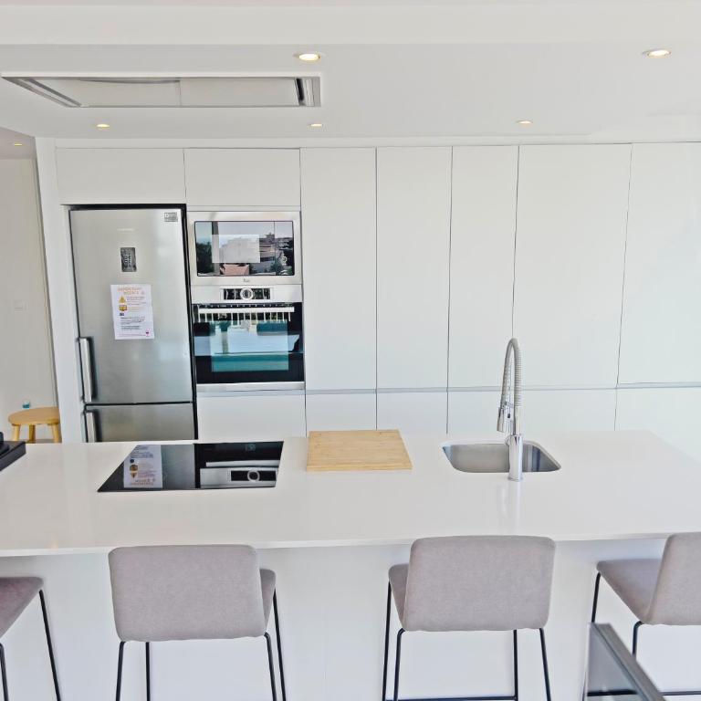 Loft Deluxe, Luminoso, Parking y Piscina - A 100 m del Mar AC - Three-Bedroom Apartment - 17