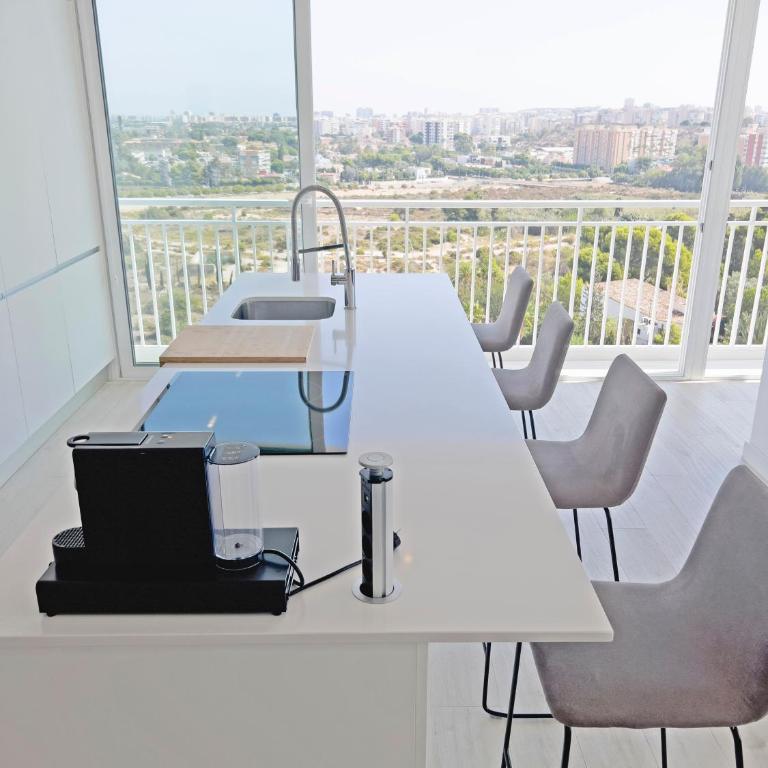 Loft Deluxe, Luminoso, Parking y Piscina - A 100 m del Mar AC - Three-Bedroom Apartment - 31