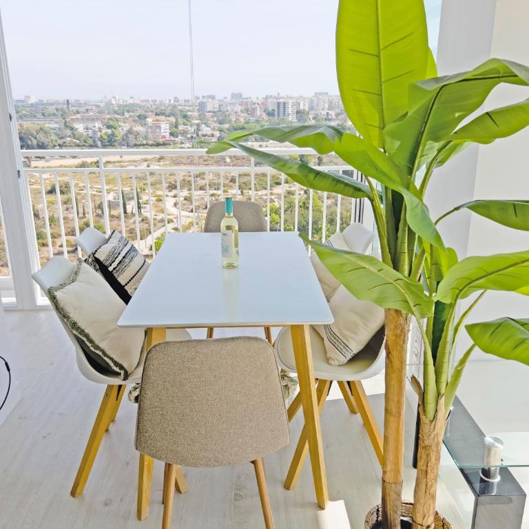 Loft Deluxe, Luminoso, Parking y Piscina - A 100 m del Mar AC - Three-Bedroom Apartment - 32