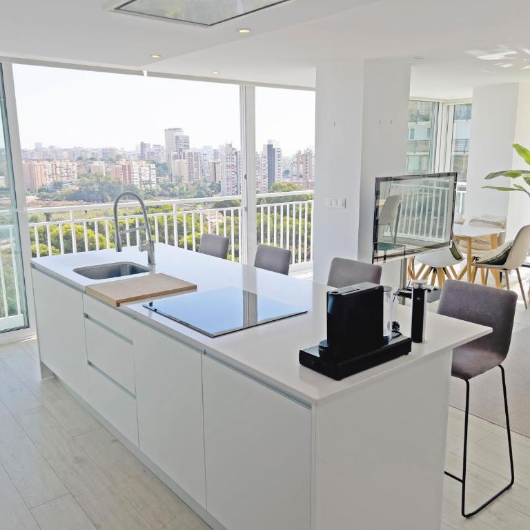 Loft Deluxe, Luminoso, Parking y Piscina - A 100 m del Mar AC - Three-Bedroom Apartment - 30