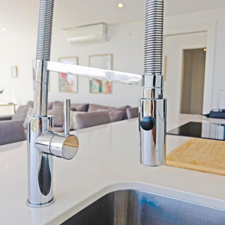 Loft Deluxe, Luminoso, Parking y Piscina - A 100 m del Mar AC - Three-Bedroom Apartment - 96