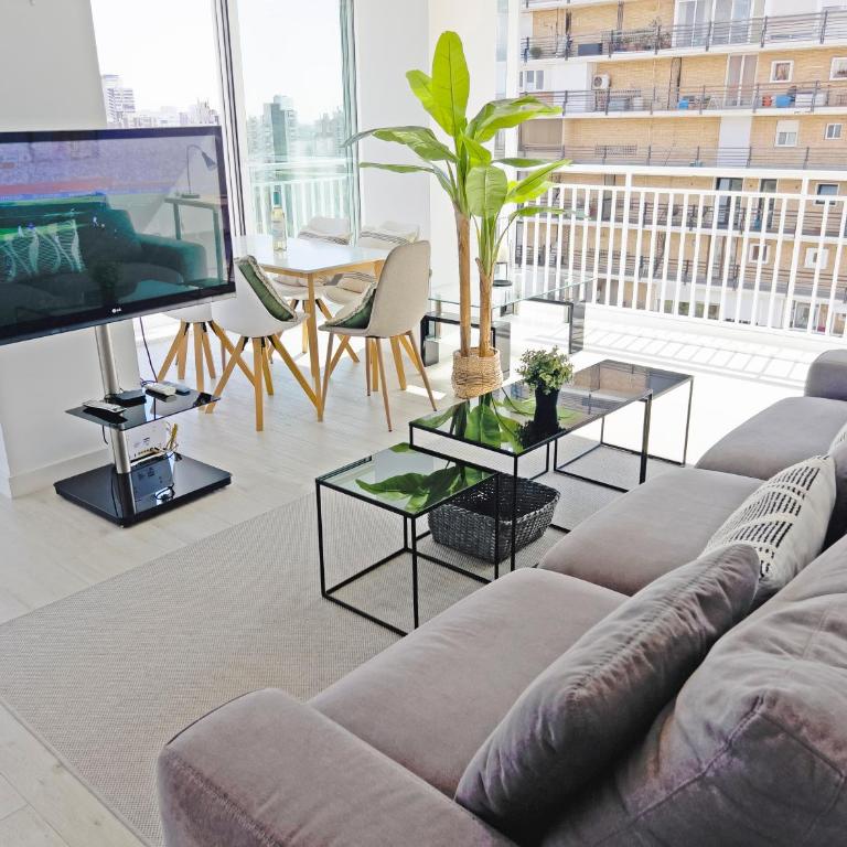 Loft Deluxe, Luminoso, Parking y Piscina - A 100 m del Mar AC - Three-Bedroom Apartment - 5