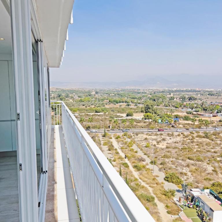 Loft Deluxe, Luminoso, Parking y Piscina - A 100 m del Mar AC - Three-Bedroom Apartment - 100
