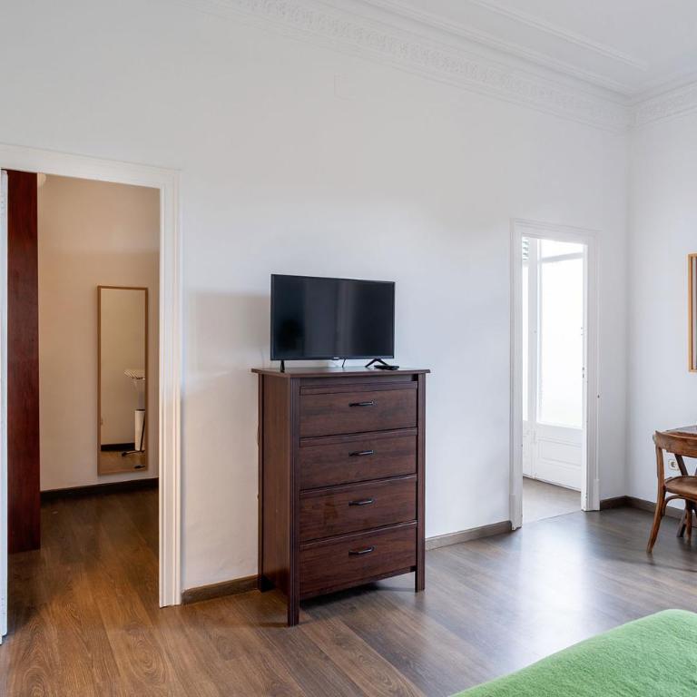 Apartamento Premium 5 Hab con Balcón a Gran Vía - Grupos hasta 10 - Passeig Gràcia 7min - Apartment - 24
