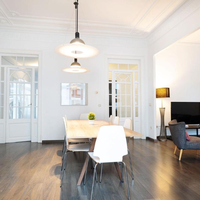 Apartamento Premium 5 Hab con Balcón a Gran Vía - Grupos hasta 10 - Passeig Gràcia 7min - Apartment - 8